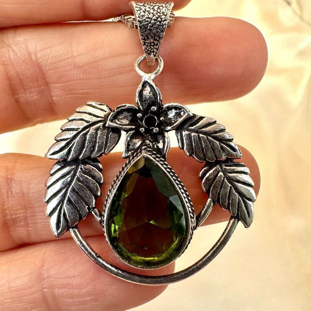 Silver tone green rhinestone leaf flower pendant necklace